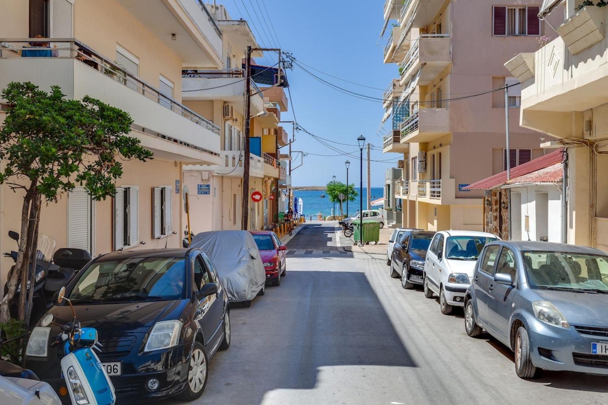 Samouil Apartment Steps From The Beach Ханя Екстериор снимка