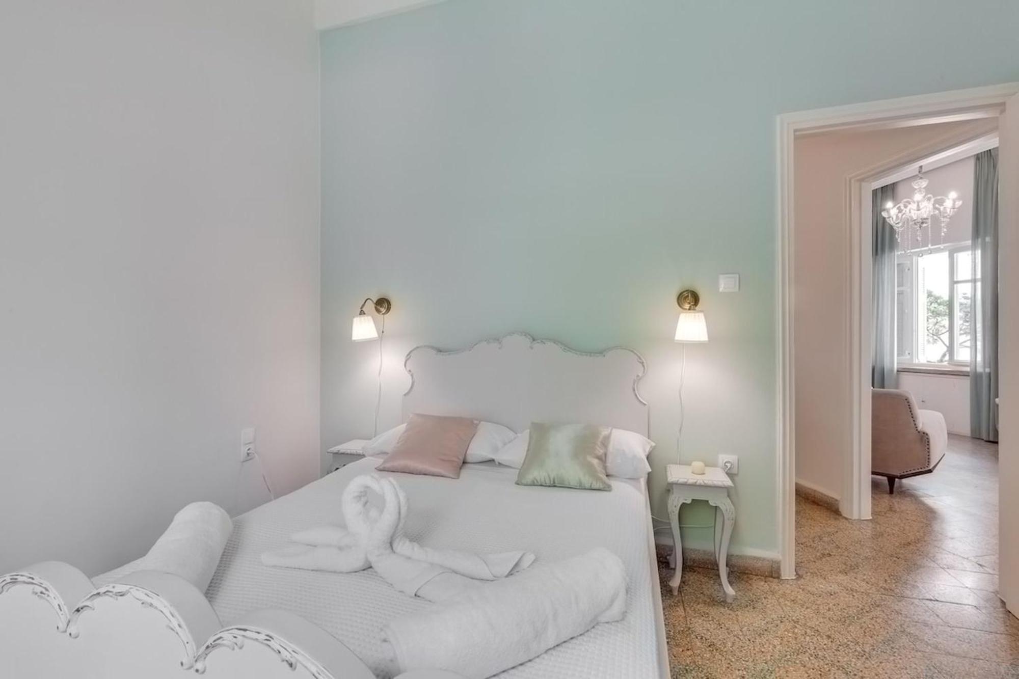 Samouil Apartment Steps From The Beach Ханя Екстериор снимка