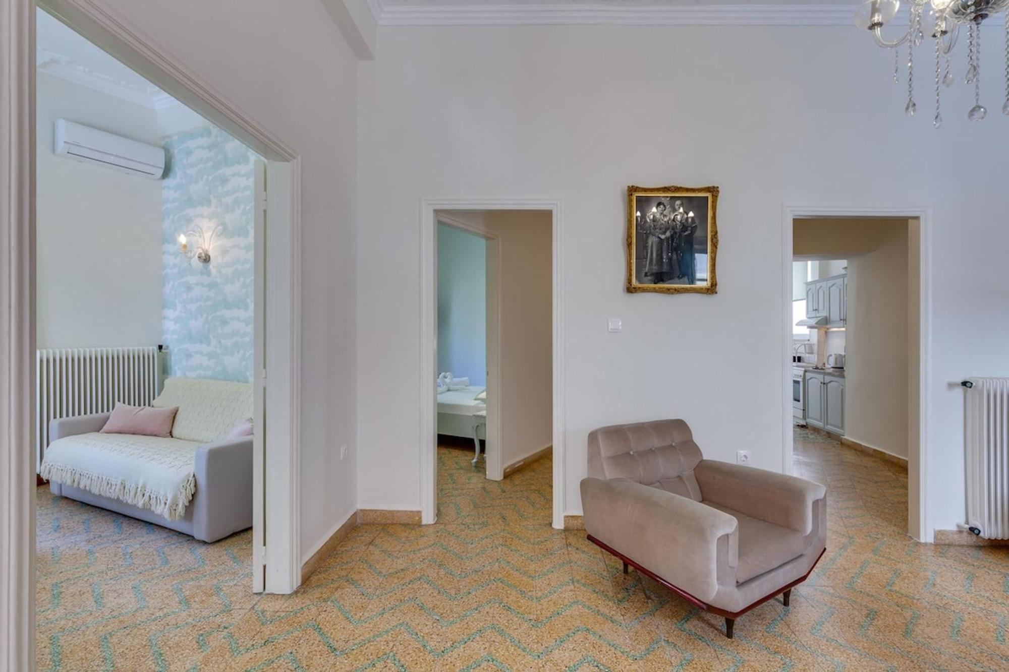 Samouil Apartment Steps From The Beach Ханя Екстериор снимка