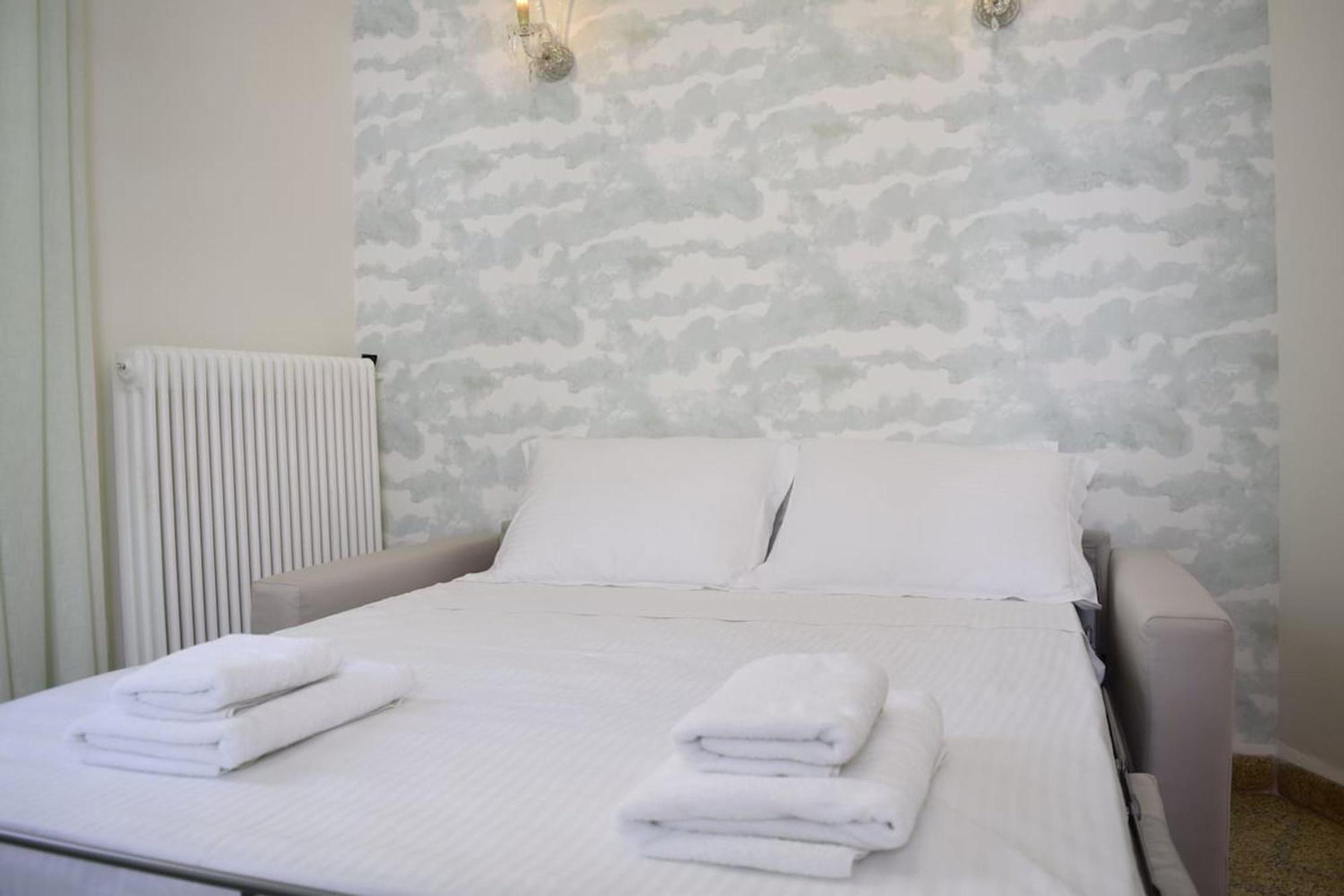 Samouil Apartment Steps From The Beach Ханя Екстериор снимка